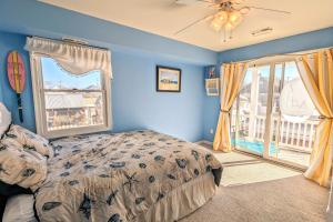 怀尔德伍德Waves n Wooder by AvantStay SwimSpa Game Room Walk to Beach的一间拥有蓝色墙壁的卧室、一张床和窗户