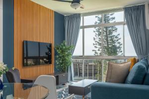 巴利托Trendy @ La Ballito 503的客厅配有蓝色的沙发和电视