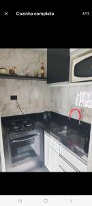 卡斯卡韦尔Apto Sirius 31的厨房配有炉灶和微波炉。