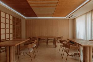 卡塔赫纳Osh Hotel Getsemani的用餐室配有木桌和椅子