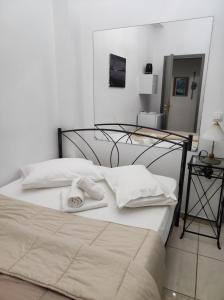 干尼亚Porto Chania的一间卧室配有两张带毛巾的床