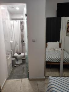 干尼亚Porto Chania的一间带床和卫生间的小浴室