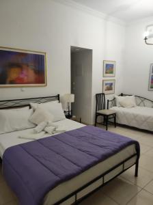 干尼亚Porto Chania的一间卧室配有一张大床和一把椅子