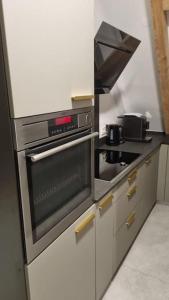 斯图加特Brandneues Stadtglanz Apartment的厨房配有炉灶烤箱