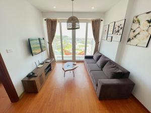 下龙湾HaLong Luxury Apartment Chuỗi Căn hộ 2 3 4 Phòng Ngủ的客厅配有沙发和桌子