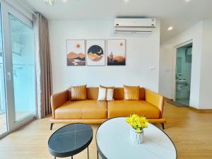 下龙湾HaLong Luxury Apartment Chuỗi Căn hộ 2 3 4 Phòng Ngủ的客厅配有沙发和桌子