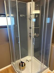 沙勒罗瓦Jumet 242 A Bruxelles-Charleroi-airport的浴室内带玻璃淋浴间