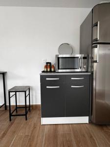 马赛Maison entièrement Neuve的厨房配有不锈钢冰箱和桌子