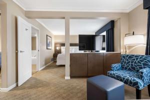 Trail哥伦比亚河贝斯特韦斯特酒店的酒店客房设有沙发、电视和床。