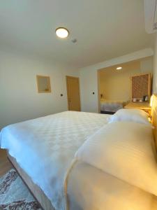 达拉曼Dalaman Airport AliBaba House的一间卧室配有一张带白色床单的大床