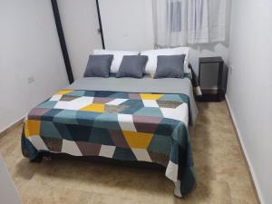 San DiegoLo más cómodo en San Diego.的一间卧室配有一张带五颜六色被子的床