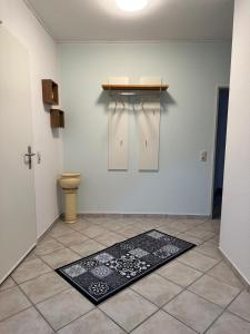 梅明根ELMIRA的浴室设有卫生间,地板上铺有地毯。