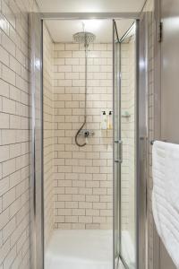 温彻斯特西门宾馆的带淋浴的浴室和玻璃门
