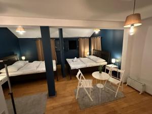 卢布尔雅那特鲁巴耶瓦54旅馆的一间设有两张床和一张桌子的房间