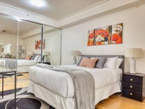 悉尼Superb Apartment in an Heart of Sydney' CBD的一间卧室配有一张大床和镜子
