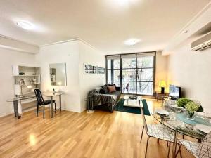 悉尼Superb Apartment in an Heart of Sydney' CBD的客厅配有沙发和桌子