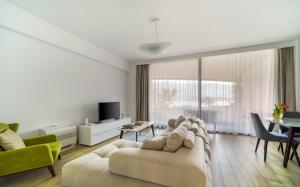 布德瓦Amare Luxury Apartments的客厅配有沙发和桌子