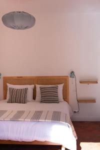 VeroAppartement T3 bas de Villa的卧室内的一张带木制床头板的床