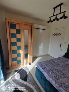 拉斯苏德尔Tavira Resort的一间卧室配有一张床和一个木制橱柜