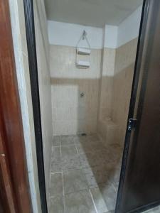 拉利伯塔德25. Olas y Mar的带淋浴、卫生间和门的浴室