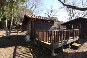 Toso Youth Travel Village - Vacation STAY 30506v的一座小木舱,在院子里设有门廊