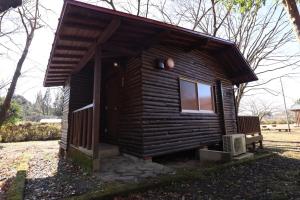 Toso Youth Travel Village - Vacation STAY 30506v的一个小小木屋,设有窗户和长凳