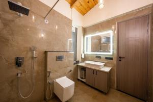 奈尼塔尔sunset villa的浴室配有卫生间、盥洗盆和淋浴。