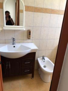都拉斯Vila Cano的一间带水槽、卫生间和镜子的浴室
