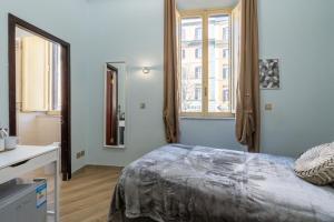 罗马ESQUILINO HARMONY GUESTHOUSE - close to COLOSSEUM的一间卧室设有一张床和两个窗户。