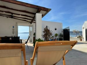 卡什泰拉Intimate beachfront house Villa Livak的享有带桌椅的房屋景致
