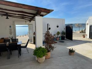 卡什泰拉Intimate beachfront house Villa Livak的一个带桌子的海景庭院