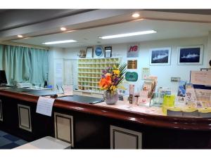 Kikai Daiichi Hotel - Vacation STAY 30393v的大堂内有鲜花柜台