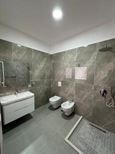 都拉斯Vila Melisa的一间带卫生间和水槽的浴室