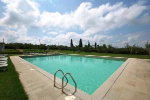 Fattoria MontecchioFerienwohnung für 2 Personen ca 40 qm in Cortine, Toskana Chianti的公园里的一个蓝色海水游泳池
