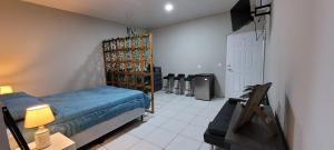 科马亚瓜LA ESTANCIA的一间设有床、桌子和门的房间