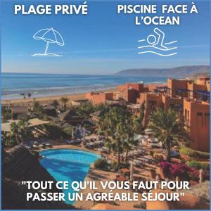 阿加迪尔Paradis Plage Pieds dans l'eau - Superbe Appartement的一张带伞和海洋的度假村的照片