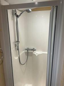 科克茅斯Daffodil Lodge的带淋浴的浴室,带玻璃门