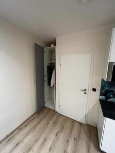 维也纳新城Innenstadtwohnung mit Klima - RMI 1的一间空房间,有白色的门和一个衣柜