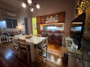 布宜诺斯艾利斯Centro de Buenos Aires的厨房以及带桌椅的用餐室。