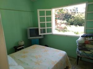 若阿诺波利斯Joanopolis Inn - Mantiqueira 1的一间小卧室,配有床和窗户