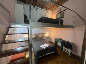 布宜诺斯艾利斯Centro de Buenos Aires的小房间设有双层床和梯子