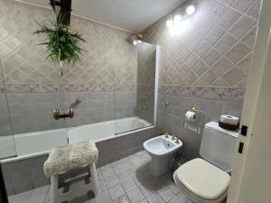 布宜诺斯艾利斯Centro de Buenos Aires的浴室配有卫生间、浴缸和水槽。