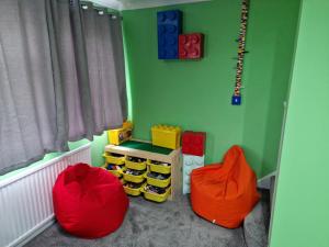 温莎The Lego themed house的一间儿童房,配有两把椅子和一张桌子