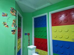 温莎The Lego themed house的儿童间 - 带腿墙