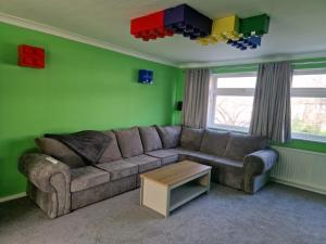 温莎The Lego themed house的客厅配有沙发和桌子