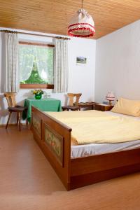 基姆湖畔普林Ferienhaus Dickertsmühle的一间卧室配有一张大床和一张桌椅