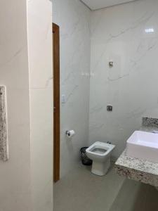 塞蒂拉瓜斯Sítio Gilmar2filhas的白色的浴室设有卫生间和水槽。