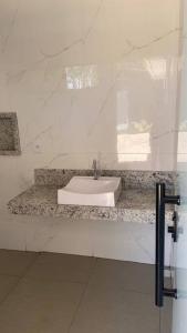 塞蒂拉瓜斯Sítio Gilmar2filhas的大理石浴室配有白色水槽