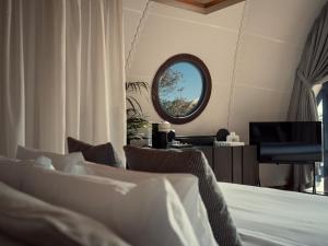 雅典91 Athens Riviera, The Resort的一间卧室配有一张床和镜子
