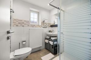 金茨堡ADN Suites - NETFLIX - modern and smart的一间带卫生间和水槽的浴室